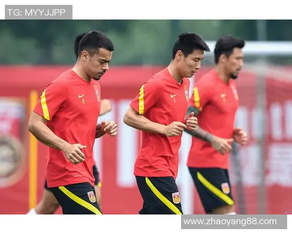 《聚焦足球巨星：从青涩少年到世界舞台上的传奇之路》