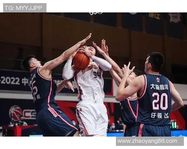 广东宏远迎强敌鏖战全场展现团队实力激烈对决争锋瞬间 广东宏远迎强敌鏖战全场展现团队实力激烈对决争锋瞬间