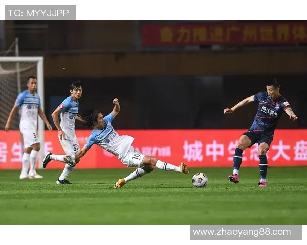 广州队鏖战劲敌全场激烈攻防交织展现顶级足球魅力 广州队鏖战劲敌全场激烈攻防交织展现顶级足球魅力